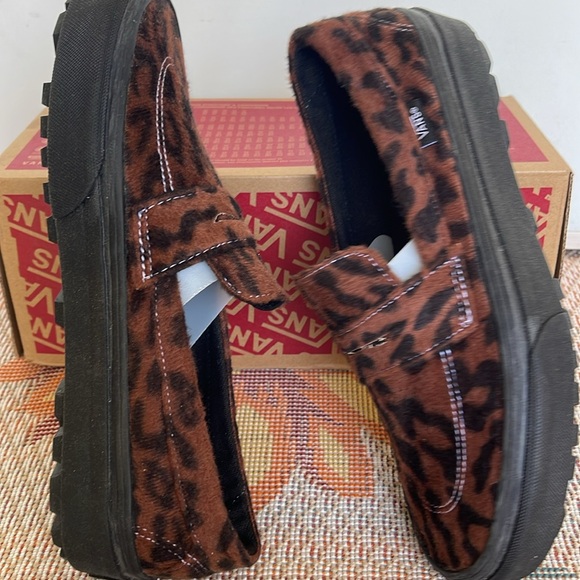 Van’s WMNS Style 53
Leopard Brown/Black
VN000CQPY49
Sneakers - Picture 11 of 16